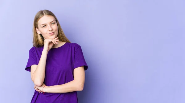 Mujer Rubia Joven Aislada Sobre Fondo Púrpura Mirando Lado Con —  Fotos de Stock