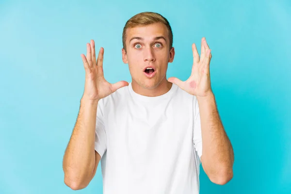 Joven Caucásico Guapo Hombre Celebrando Una Victoria Éxito Sorprendido Sorprendido — Foto de Stock