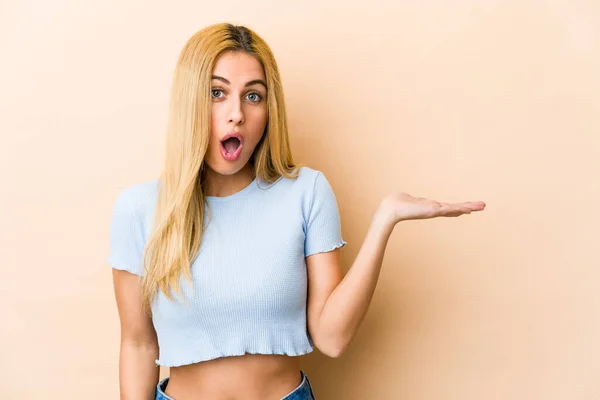 Joven Rubia Caucásica Mujer Impresionada Sosteniendo Espacio Copia Palma — Foto de Stock