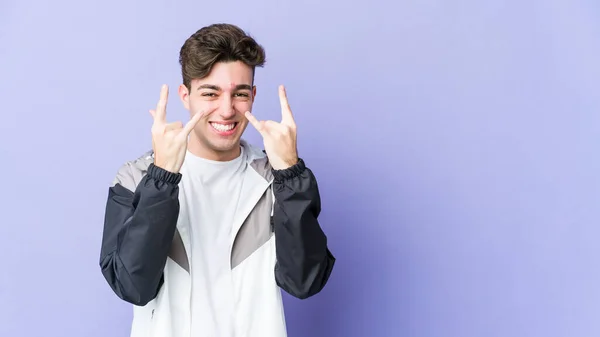 Jovem Caucasiano Isolado Fundo Roxo Mostrando Gesto Chifres Como Conceito — Fotografia de Stock