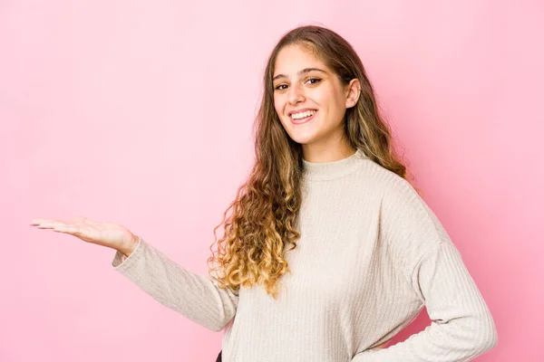 Jovem Caucasiana Mostrando Uma Expressão Bem Vinda — Fotografia de Stock