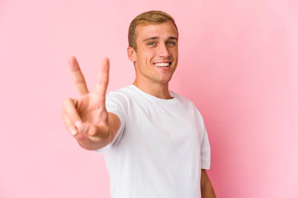 Jovem Caucasiano Bonito Homem Alegre Despreocupado Mostrando Símbolo Paz Com — Fotografia de Stock