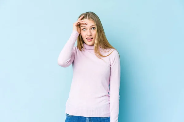 Mujer Rubia Joven Aislada Sobre Fondo Azul Grita Fuerte Mantiene —  Fotos de Stock