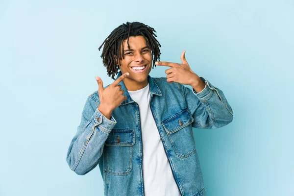 Jovem Negro Usando Uma Jaqueta Jeans Sorri Apontando Dedos Para — Fotografia de Stock