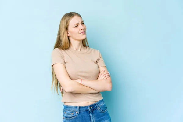 Jeune Femme Blonde Isolée Sur Fond Bleu Rêvant Atteindre Des — Photo