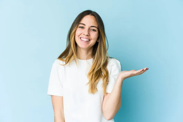 Giovane Donna Caucasica Isolato Sfondo Blu Che Mostra Uno Spazio — Foto Stock