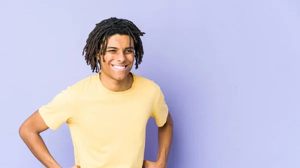 Joven Afroamericano Rasta Hombre Ríe Felizmente Divierte Manteniendo Las Manos — Foto de Stock