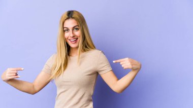 Sarışın, beyaz bir kadın parmaklarıyla aşağıya bakıyor, olumlu bir his..