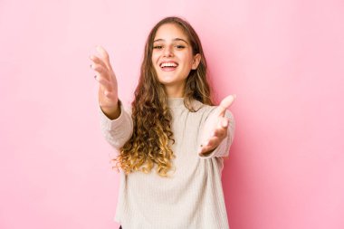 Genç beyaz kadın kameraya sarıldığı için kendinden emin..