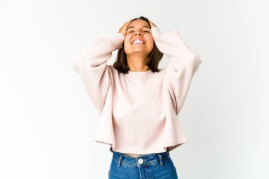 Genç melez kadın ellerini başının üstünde tutarak neşeyle gülüyor. Mutluluk kavramı.