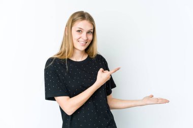 Beyaz arka planda izole edilmiş genç sarışın kadın..