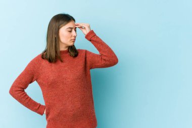 Kafkasyalı genç bir kadının başı ağrıyor, yüzüne dokunuyor..