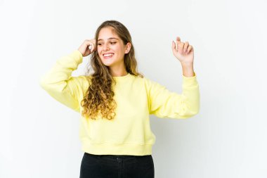 Genç beyaz kadın dans ediyor ve eğleniyor..