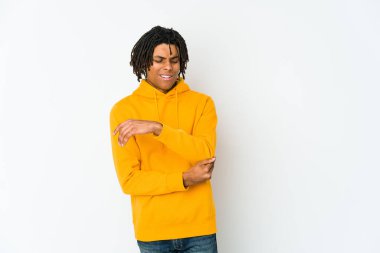 Genç Afrikalı Amerikalı Rasta adam dirsek masajı yapıyor, kötü bir hareketin ardından acı çekiyor..