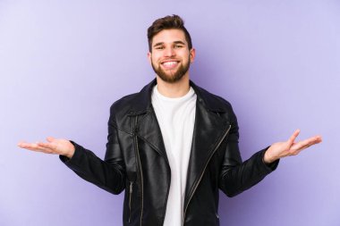 Mor arka planda izole edilmiş genç bir adam hoş bir ifade sergiliyor..