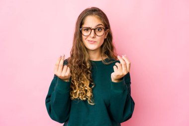 Genç beyaz kadın parasız olduğunu gösteriyor..