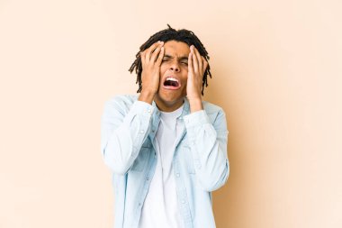 Genç Afrikalı Amerikalı Rasta adam ağlıyor, bir şeyden mutsuz, acı ve kafa karışıklığı konsepti..