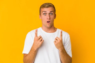 Beyaz, yakışıklı, ağzı açık genç bir adam..