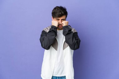 Delikanlı yumruk atıyor, sinirleniyor, kavga ediyor, kavga ediyor..