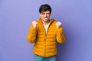 Genç havalı adam gergin ellerle çığlık atıyor..