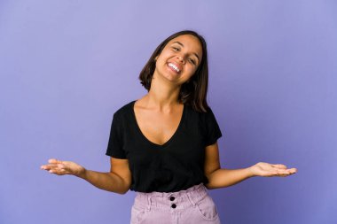 Genç melez kadın hoş bir ifade sergiliyor..