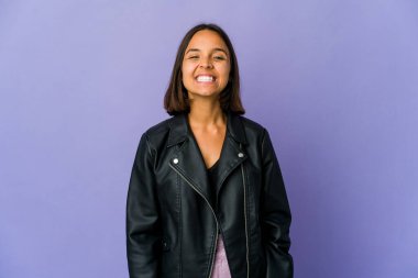 Genç melez kadın rahat ve mutlu bir gülüş, boynunu uzatmış dişlerini gösteriyor..