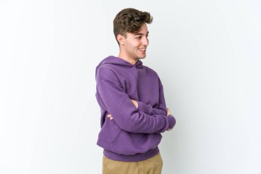 Beyaz arka planda izole genç beyaz adam gülüyor ve eğleniyor..