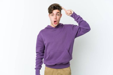 Beyaz arka planda izole edilmiş beyaz bir genç adam, yaratıcılık kavramı, harika bir fikre sahip..