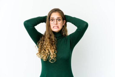 Genç beyaz kadın öfkeyle bağırıyor..