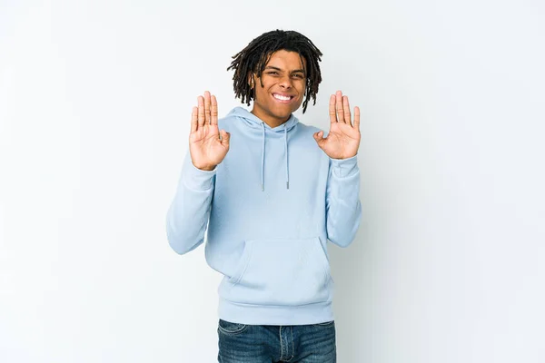 Νεαρός Αφροαμερικάνος Ραστάς Που Απορρίπτει Κάποιον Που Δείχνει Μια Χειρονομία — Φωτογραφία Αρχείου