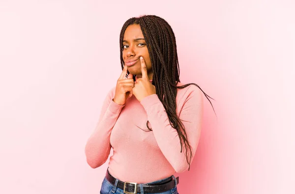 Νεαρή Αφροαμερικανή Απομονωμένη Ροζ Φόντο Αμφιβάλλει Για Δύο Επιλογές — Φωτογραφία Αρχείου