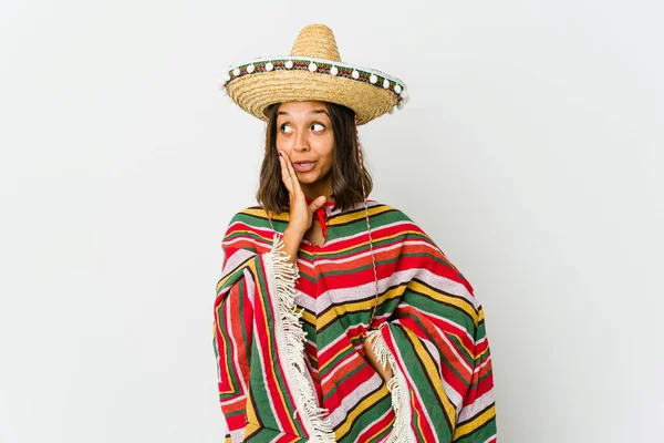 Mladá Mexická Žena Izolované Bílém Pozadí Říká Tajné Horké Brzdící — Stock fotografie