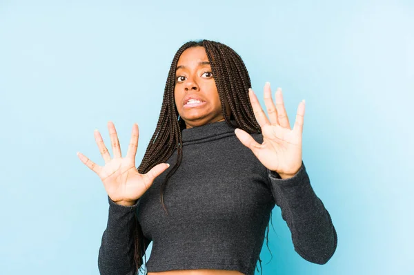 Ung Afrikansk Amerikansk Kvinna Isolerad Blå Bakgrund Chockas Grund Överhängande — Stockfoto