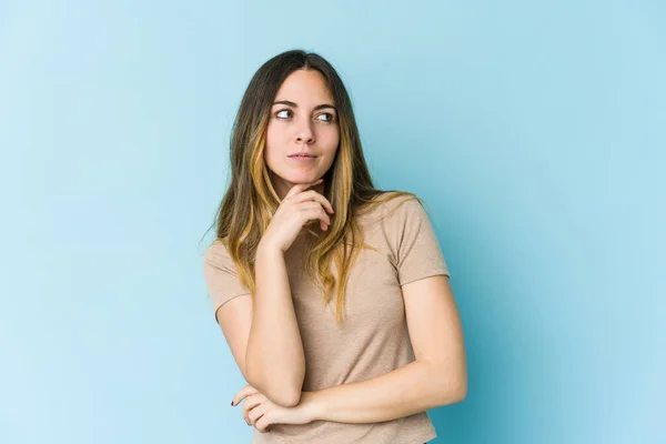 Young Caucasian Woman Isolated Blue Background Looking Sideways Doubtful Skeptical — Stock Photo, Image