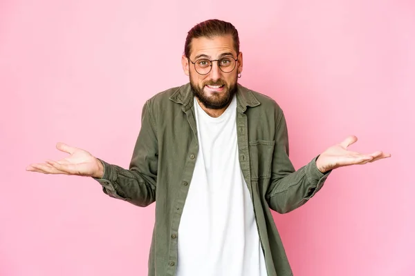 Junger Mann Mit Langen Haaren Wirkt Verwirrt Und Zuckt Mit — Stockfoto