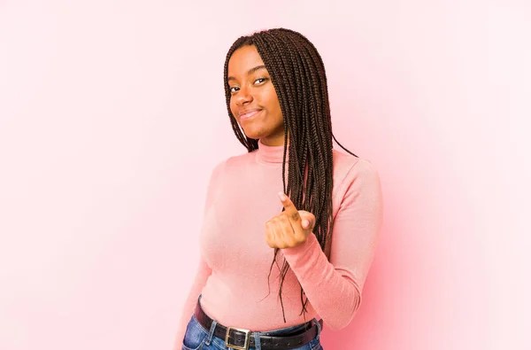 Jovem Afro Americana Isolado Fundo Rosa Apontando Com Dedo Para — Fotografia de Stock