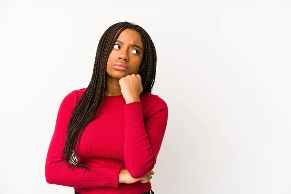 Giovane Donna Afroamericana Isolata Che Sente Triste Pensieroso Guardando Spazio — Foto Stock