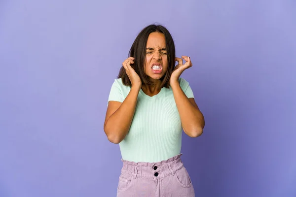 Joven Mujer Raza Mixta Cubriendo Oídos Con Manos —  Fotos de Stock