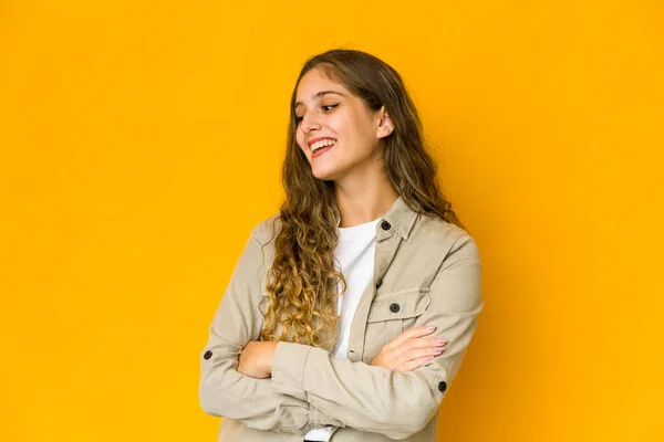 Ung Hvit Kvinne Som Smiler Trygt Med Kryssede Armer – stockfoto