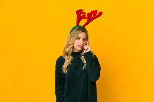 Jovem Mulher Branca Loira Usando Chifres Rena Apontando Templo Com — Fotografia de Stock