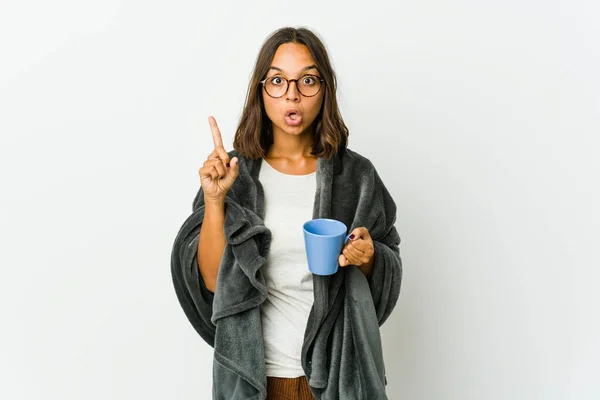 Jovem Mulher Latina Com Cobertor Isolado Fundo Branco Apontando Cabeça — Fotografia de Stock