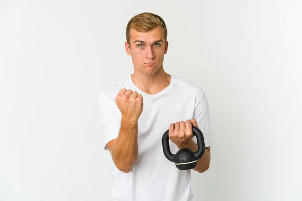 Jeune Homme Caucasien Tenant Une Kettlebell Isolée Sur Fond Blanc — Photo