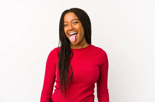 若いアフリカ系アメリカ人の女性は面白いとフレンドリーな舌を突き出す — ストック写真