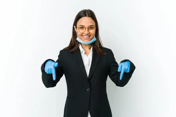 사업장인 여성은 마스크를 착용하고 있는데 마스크는 배경에서 고립되지 않도록 손가락과 — 스톡 사진