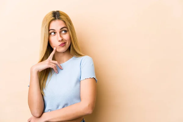 Jeune Femme Caucasienne Blonde Regardant Latéralement Avec Une Expression Douteuse — Photo