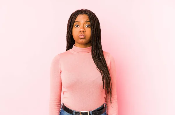 분홍색 배경에 아프리카계 여성이 표정을 있습니다 표정의 — 스톡 사진