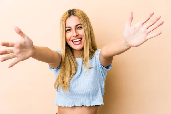Young Blonde Caucasian Woman Feels Confident Giving Hug Camera — Stock Photo, Image