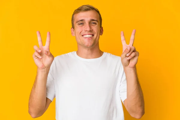 Kafkasyalı Yakışıklı Genç Adam Zafer Işareti Gösteriyor Gülümsüyor — Stok fotoğraf