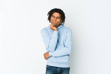 Genç Afrikalı Amerikalı Rasta adam bir virüs veya enfeksiyon yüzünden boğaz ağrısı çekiyor..