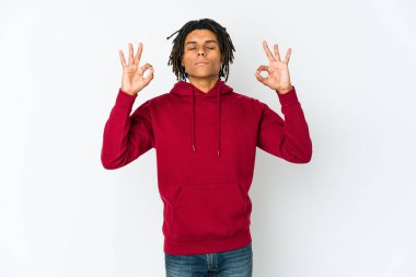 Genç Afrikalı Amerikalı Rasta Adam yorucu bir günün ardından rahatlıyor. Yoga yapıyor..